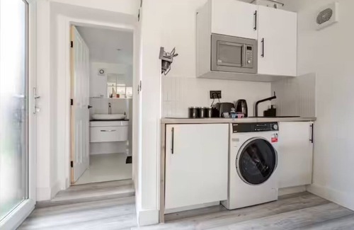 Ashford Apartment | Cozy Studio Retreat, Sleeps 2 with free parking