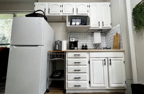 Gainesville Apartment | Cozy Studio Retreat in Central Gainesville – Minutes to UF & Shands