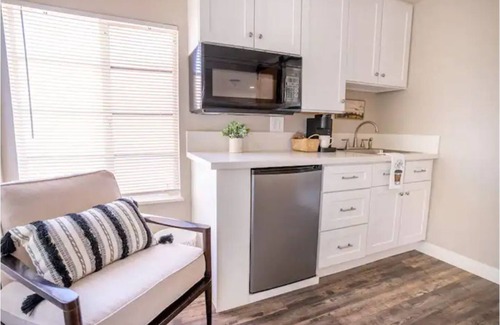 Camarillo Apartment | 🤗 Cozy Studio w/Kitchenette & Walk-in Shower