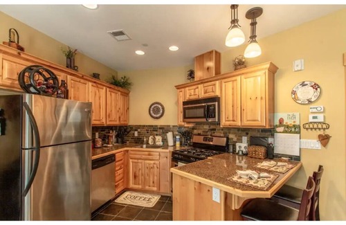Kellogg Apartment | Cozy studio with full kitchen in quiet building
