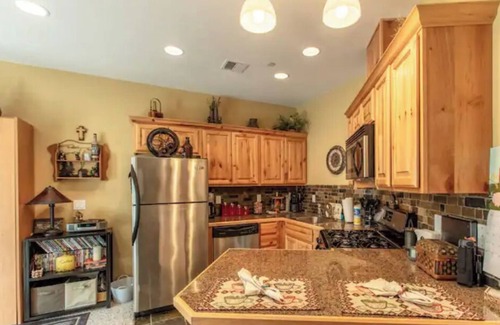 Kellogg Apartment | Cozy studio with full kitchen in quiet building