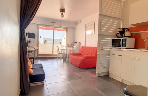 Carnon-Plage Apartment | Cozy Studio with Sunny Terrace, Near Beach and Port, South-Facing