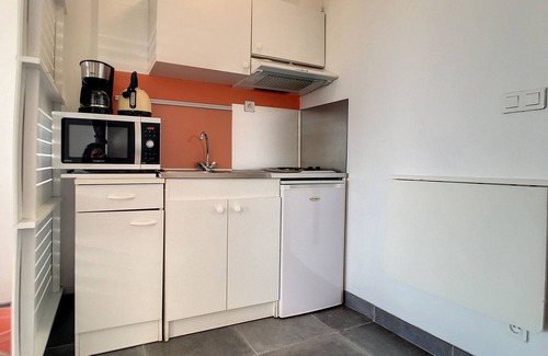 Carnon-Plage Apartment | Cozy Studio with Sunny Terrace, Near Beach and Port, South-Facing