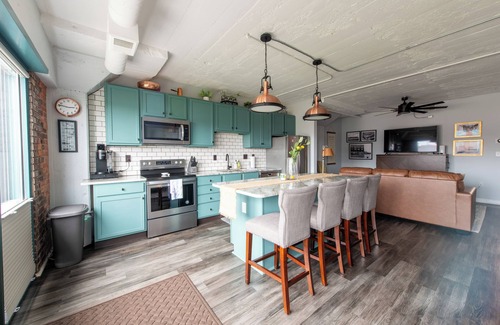 Sandusky Condo | Cozy/Stylish Chesapeake Sunrise Retreat-1 King Bed