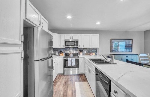 Sugar Mountain House | Cozy Sugar Mountain Retreat/walk to ski slopes & trails/scenic views/fireplace