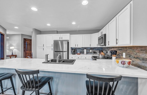 Sugar Mountain House | Cozy Sugar Mountain Retreat/walk to ski slopes & trails/scenic views/fireplace