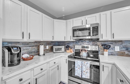 Sugar Mountain House | Cozy Sugar Mountain Retreat/walk to ski slopes & trails/scenic views/fireplace
