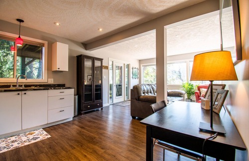 Langford House | Cozy suite in walking distance to nature trails and Thetis Lake