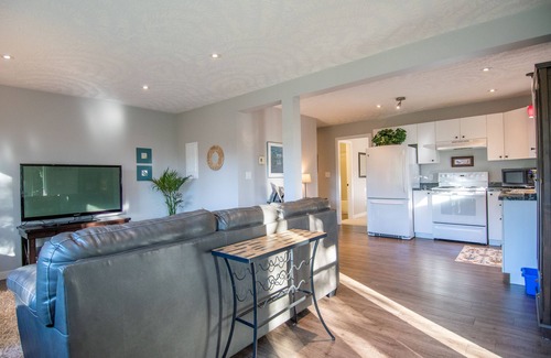 Langford House | Cozy suite in walking distance to nature trails and Thetis Lake