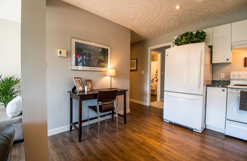 Langford House | Cozy suite in walking distance to nature trails and Thetis Lake