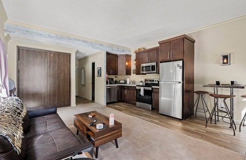 Kings Beach Apartment | Cozy Sunny Retreat with Hot Tub in Kings Beach