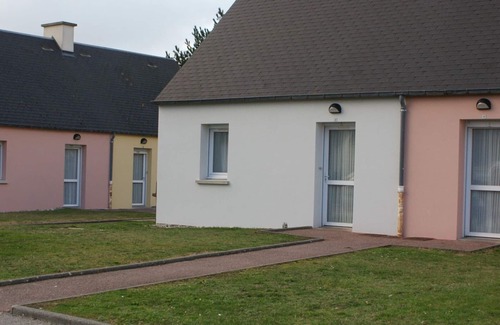 Siouville-Hague Cottage | Cozy Surfside Retreat: 2BR, Beach 600m, WiFi, Pets OK, Parking, Outdoor Area