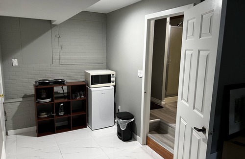 Surrey House | Cozy surrey queen bed suite kid & pet friendly