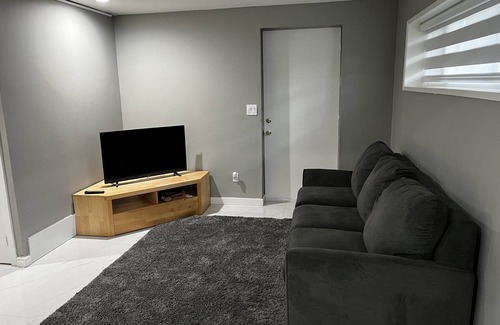 Surrey House | Cozy surrey queen bed suite kid & pet friendly
