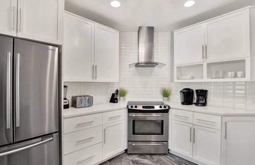 Thomas Square Apartment | Cozy Three-Bed Apartment Steps to Thomas Square