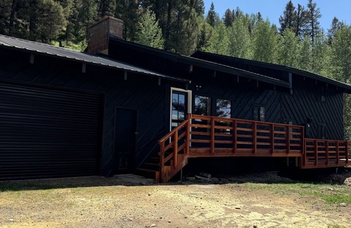 Island Park Cabin | Cozy Timber Cabin 13 miles to Yellowstone National Park!