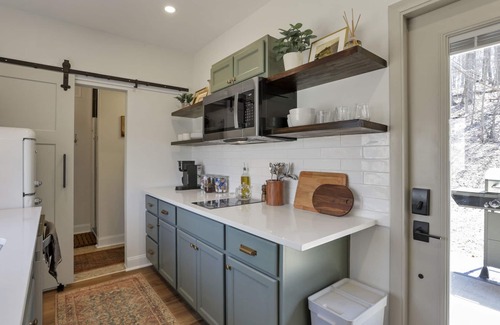 Logan Cabin | Cozy Tiny Home in Hocking Hills - Hot Tub + Fire Pit - Minutes to Old Man’s Cave