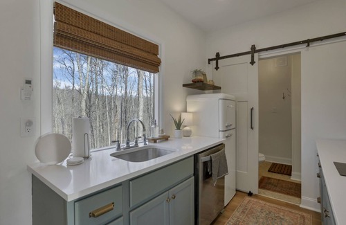 Logan Cabin | Cozy Tiny Home in Hocking Hills - Hot Tub + Fire Pit - Minutes to Old Man’s Cave