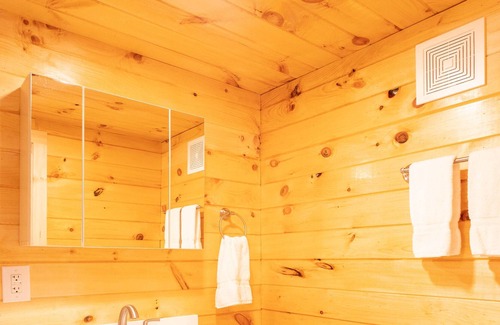 Bronston Cottage | Cozy Tiny Home Near Multiple Marinas & Boat Storage's on Lake Cumberland!