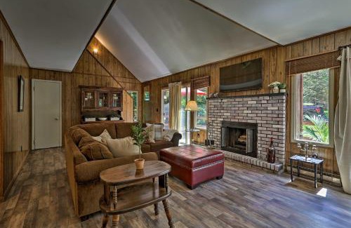 Tobyhanna House | Cozy Tobyhanna Cabin with Hot Tub and Resort Amenities