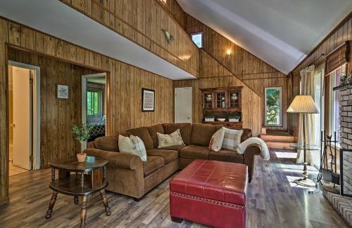 Tobyhanna House | Cozy Tobyhanna Cabin with Hot Tub and Resort Amenities