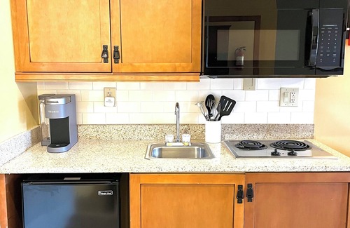 Vernon Apartment | Cozy Top Floor Studio On The Slope, Pool, Hot Tubs, Sauna, Fireplace