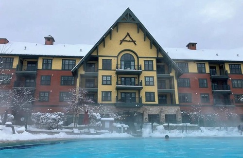 Vernon Apartment | Cozy Top Floor Studio On The Slope, Pool, Hot Tubs, Sauna, Fireplace