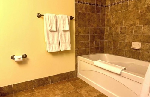 Vernon Apartment | Cozy Top Floor Studio On The Slope, Pool, Hot Tubs, Sauna, Fireplace
