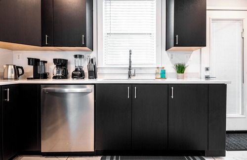 Potomac West House | Cozy Townhouse 10 Min from DC