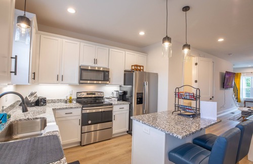 Clarksville House | Cozy townhouse close to downtown, F&M Arena, APSU! Sleeps 8!