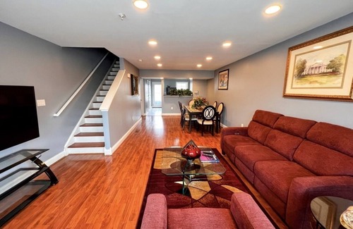 Downtown Baltimore House | Cozy Townhouse near Baltimore Raven’s stadium, Horseshoe casino and Inner harbor