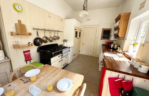 Ryde Apartment | Cozy traditional cottage with parking and garden