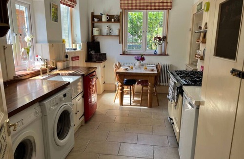 Ryde Apartment | Cozy traditional cottage with parking and garden
