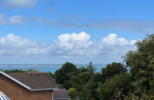 Ryde Apartment | Cozy traditional cottage with parking and garden