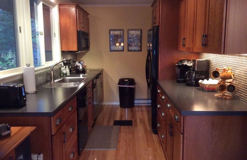 West Dover Ski Chalet | COZY TREE LIKE HOUSE. WALK TO MARKET & REST. LOW RATES. 1 MILE TO MT SNOW.