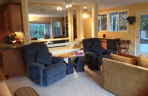 West Dover Ski Chalet | COZY TREE LIKE HOUSE. WALK TO MARKET & REST. LOW RATES. 1 MILE TO MT SNOW.