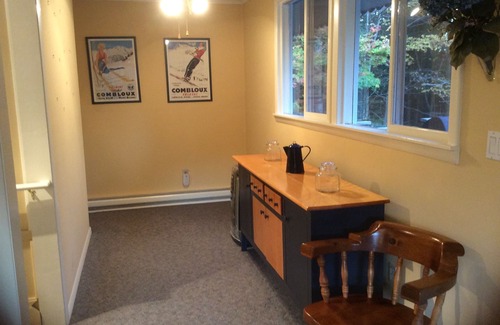 West Dover Ski Chalet | COZY TREE LIKE HOUSE. WALK TO MARKET & REST. LOW RATES. 1 MILE TO MT SNOW.