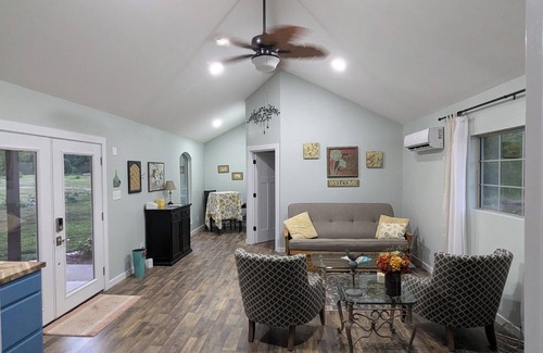 Clarksville Cottage | Cozy Up at Lake Mimosa.
