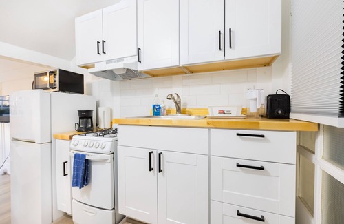 Adams Point Apartment | Cozy Updated Studio by Lake Merritt