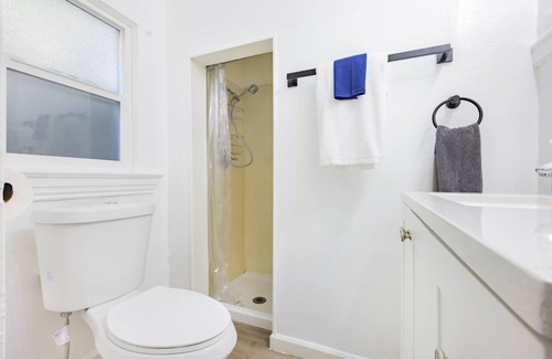 Adams Point Apartment | Cozy Updated Studio by Lake Merritt