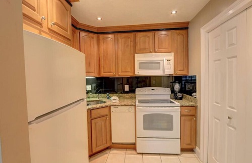 Hilton Head Island Condo | Cozy upgraded condo 10 minutes from the Beach !