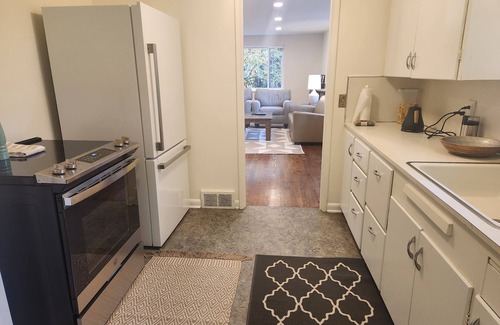 Leschi House | Cozy urban retreat overlooking Lake Washington!