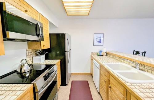 Mountain House Condo | Cozy w/slope view, Pool and Hot Tub