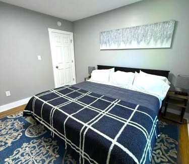 Wilmington Apartment | Cozy Walk up King Bed fast WiFi