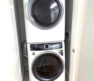 Wilmington Apartment | Cozy Walk up King Bed fast WiFi