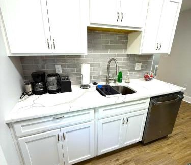 Wilmington Apartment | Cozy Walk up King Bed fast WiFi