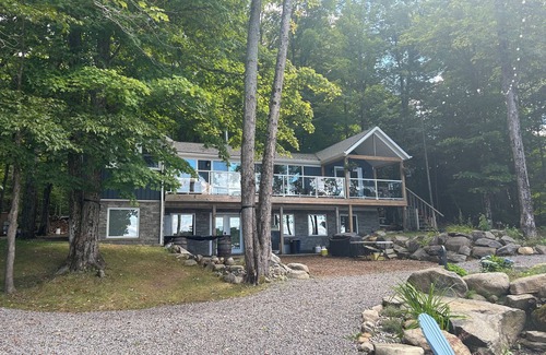 Bracebridge Cottage | Cozy Waterfront Cottage & Bunkie (3 spaces in 1)