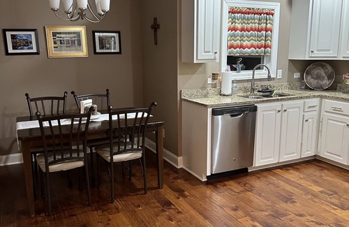 Oxford House | Cozy Weekend Rental