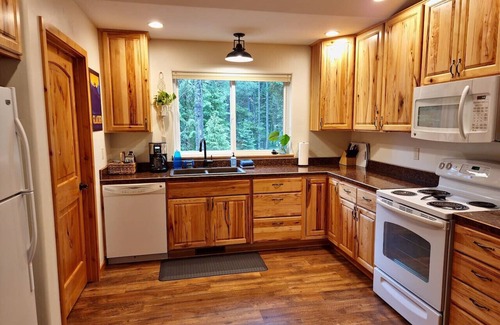 West Glacier Cottage | Cozy West Glacier Cabin*1.5 Mile GNP* 5-Star Host