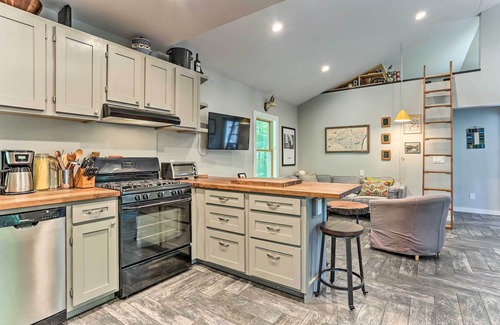 White Lake House | Cozy White Lake Home w/Patio, Deck & Grill!